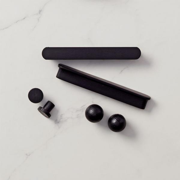 Beslagsboden B406 m&oslash;belknop i tr&aelig; - Sort ask